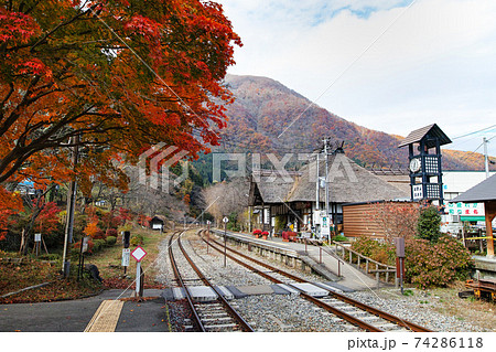 福島県/ 日本にほとんどない茅葺き屋根の駅舎 会津鉄道 湯野上温泉駅 福島県/ 日本にほとんどない茅葺き屋根の駅舎 会津鉄道 湯野上温泉駅 74286118