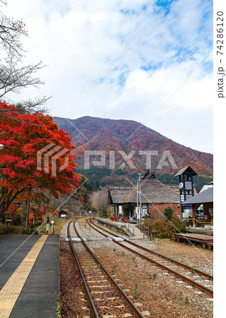 福島県/ 日本にほとんどない茅葺き屋根の駅舎 会津鉄道 湯野上温泉駅 materials digitalstage