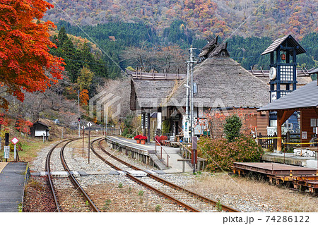 福島県/ 日本にほとんどない茅葺き屋根の駅舎 会津鉄道 湯野上温泉駅 福島県/ 日本にほとんどない茅葺き屋根の駅舎 会津鉄道 湯野上温泉駅 74286122