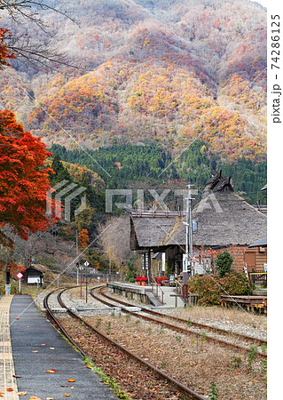 福島県/ 日本にほとんどない茅葺き屋根の駅舎 会津鉄道 湯野上温泉駅 福島県/ 日本にほとんどない茅葺き屋根の駅舎 会津鉄道 湯野上温泉駅 74286125