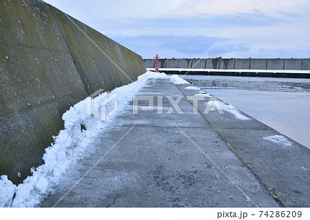 冬の北海道八雲町山崎漁港で朝の雪景色の風景を撮影 74286209