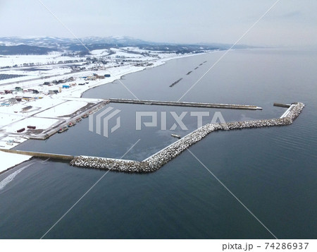 冬の北海道八雲町山崎漁港の雪景色を空撮 74286937
