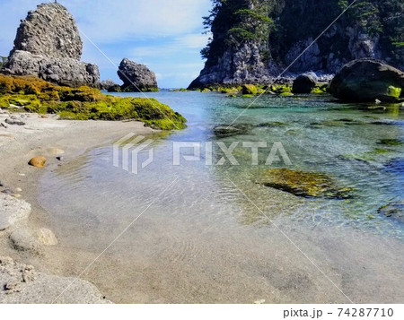 伊豆七島の式根島にあるビーチの野湯 石白川海中温泉の写真素材