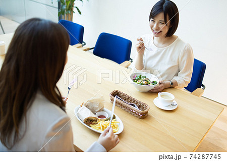 お友達とランチタイム 74287745