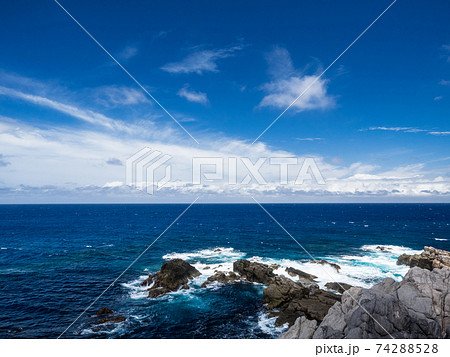 真夏の神津島　青空とマリンブルーの海が見える赤崎遊歩道からの眺め 74288528