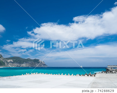 真夏の神津島の風景　マリンブルーの海と白い砂浜の多幸湾　8月 74288629