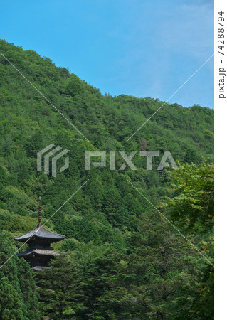 《岡山県》大瀧山福生寺三重塔の風景、6月の晴れの日 《岡山県》大瀧山福生寺三重塔の風景、6月の晴れの日 74288794