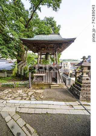 北向観音境内　鐘楼と愛染カツラ（上田市） 74289043