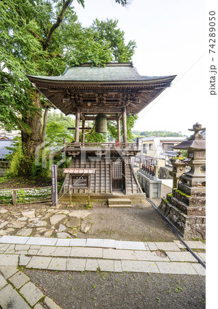 北向観音境内 鐘楼と愛染カツラ(上田市) 北向観音境内 鐘楼と愛染カツラ(上田市) 74289050