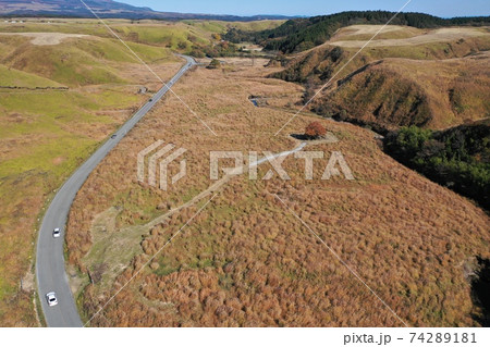 やまなみハイウェイ沿いの草原の空撮 74289181