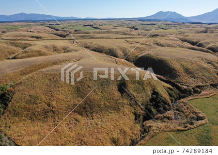 やまなみハイウェイ沿いの草原の空撮 74289184