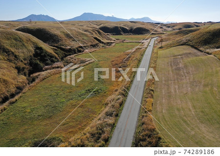 やまなみハイウェイ沿いの草原の空撮 74289186