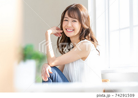 カメラ目線の若い女性 74291509