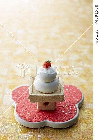 年賀状素材 紙粘土 鏡餅の写真素材