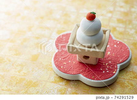 年賀状素材　紙粘土　鏡餅 74291529