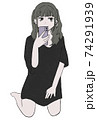 スマホを見る女の子 74291939