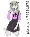 スマホを見る女の子(金髪) 74291979