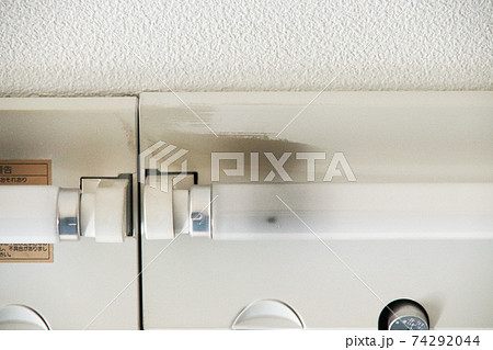 事務所内の蛍光灯の清掃 事務所内の蛍光灯の清掃 74292044