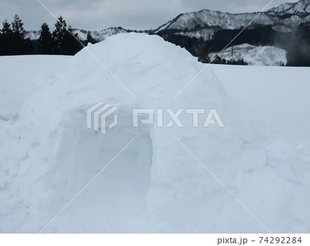 冬空とかまくら　冬イメージ 74292284