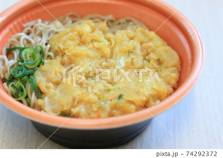 美味しいかき揚げ載せの天ぷらそば 美味しいかき揚げ載せの天ぷらそば 74292372