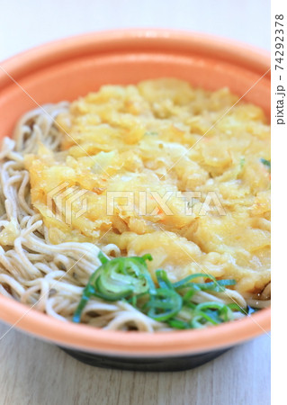 美味しいかき揚げ載せの天ぷら蕎麦 74292378