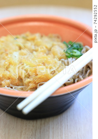 おいしいかき揚げ載せの天ぷらそば おいしいかき揚げ載せの天ぷらそば 74292552