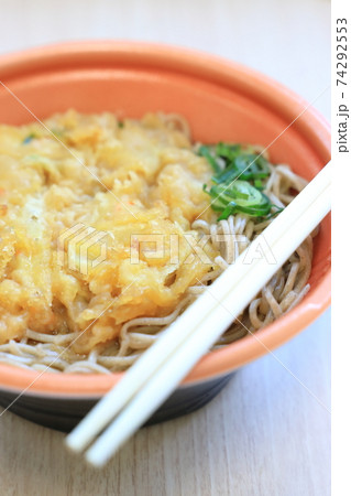 おいしいかき揚げ載せの天ぷら蕎麦 おいしいかき揚げ載せの天ぷら蕎麦 74292553