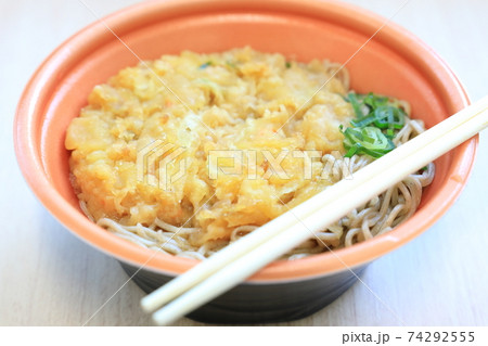 おいしいかき揚げ載せの天ぷら蕎麦 74292555