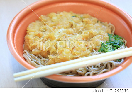おいしいかき揚げ載せの天ぷら蕎麦 おいしいかき揚げ載せの天ぷら蕎麦 74292556