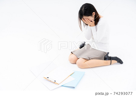 業務超過で床に座り込み泣くオフィスの女性 業務超過で床に座り込み泣くオフィスの女性 74293077