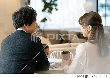 婚活中の男女 74293234