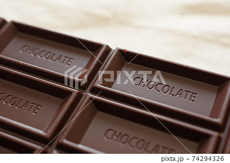 高カカオのチョコレート（板チョコ） 74294326
