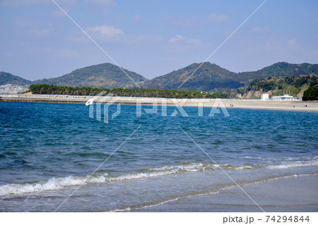江口浜の綺麗な三角山と海 江口浜の綺麗な三角山と海 74294844