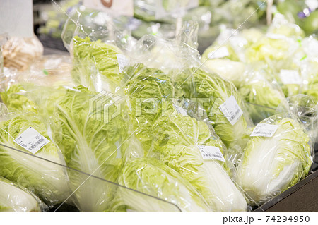 スーパー野菜売り場イメージ　白菜売り場 74294950