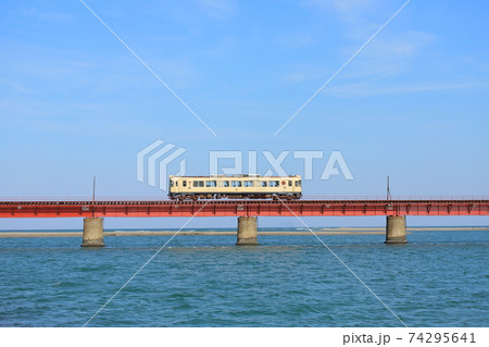 黄色い車両が鉄橋を通過している風景 74295641