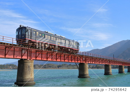 赤い橋梁を走る特別な車両 74295642