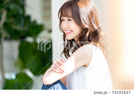 若い女性 若い女性 74295837
