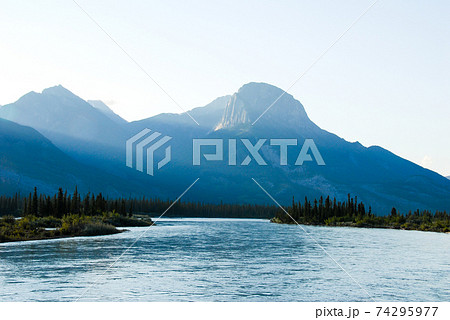 春のカナディアン・ロッキー　夕暮のジャスパーの景色（カナダ） 74295977