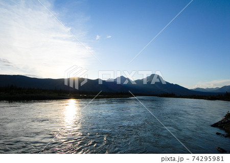 春のカナディアン・ロッキー　夕暮のジャスパーの景色（カナダ） 74295981