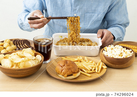 ジャンクフード　間食 74296024