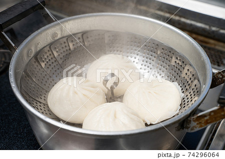 肉まん、あんまんを鍋で蒸す。 74296064