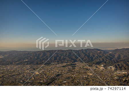 青空の下 紅葉に染まる和泉山脈をパラグライダーから空撮 和歌山県紀の川市の写真素材