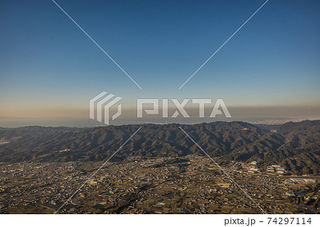 青空の下 紅葉に染まる和泉山脈をパラグライダーから空撮 和歌山県紀の川市の写真素材