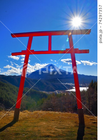 富士山と鳥居 74297357
