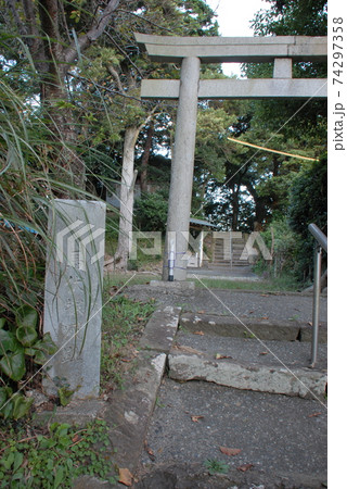 「馬伏塚(まむしづか)城趾」と書かれた石柱と登城口(静岡県袋井市) 「馬伏塚(まむしづか)城趾」と書かれた石柱と登城口(静岡県袋井市) 74297358