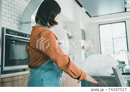 ゴミの日の朝 74297527