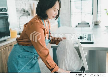 ゴミの日の朝 74297528