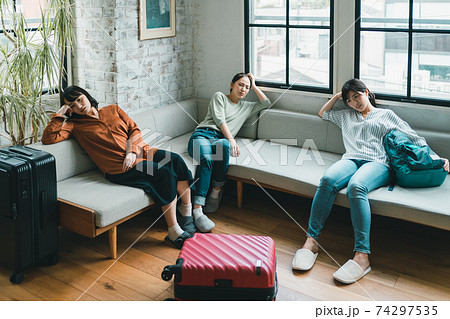 旅行疲れがとれない女性たち 74297535