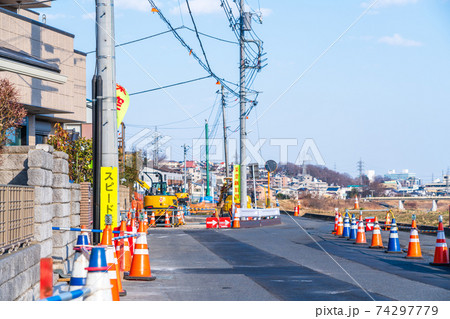 住宅街の道路拡張工事 74297779
