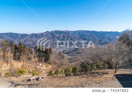 宝登山の山頂にある下山口付近 74297892